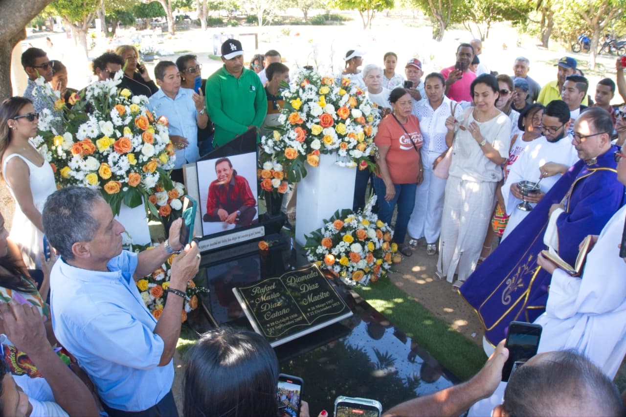 A doce años de su muerte, Diomedes Díaz fue recordado con tumba renovada y serenata de sus seguidores