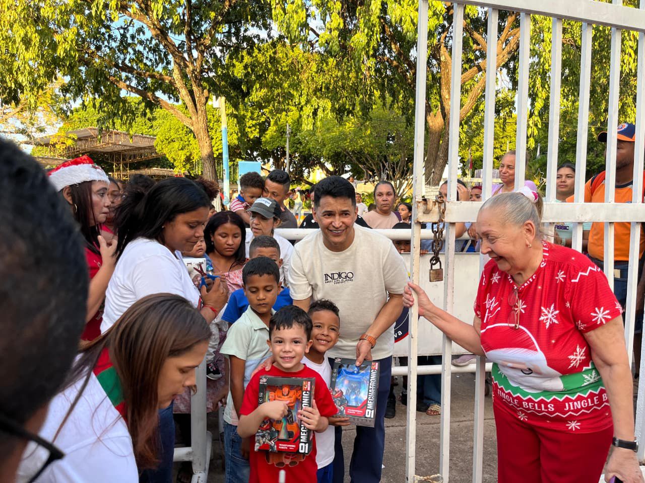Jorge Celedón entregó más de mil aguinaldos en Villanueva como acto de gratitud