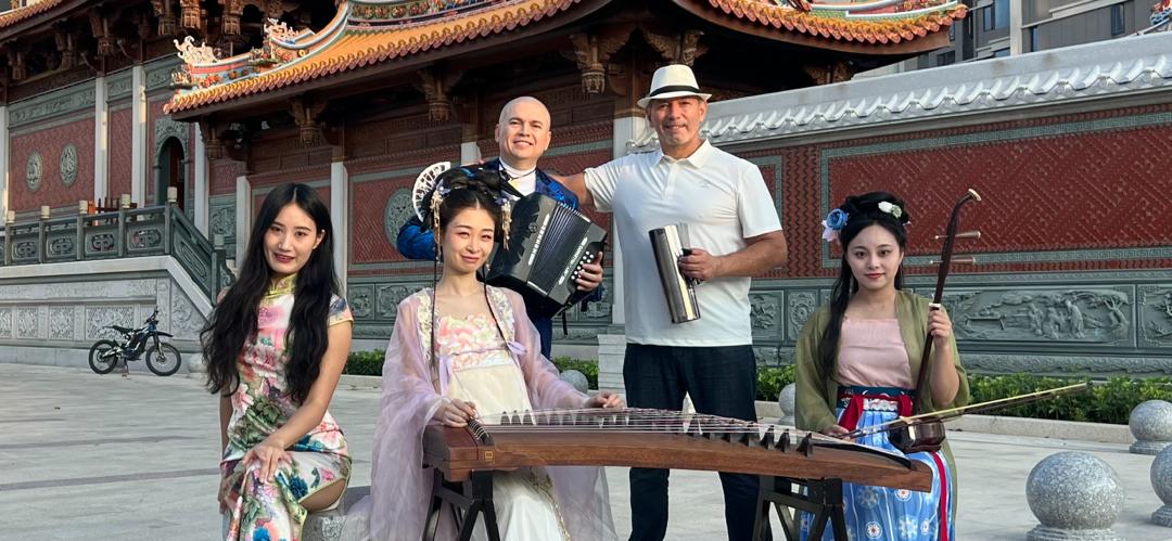 Chinastía Vallenata, la agrupación que graba vallenato en mandarín: así suena ‘Tarde lo conocí’