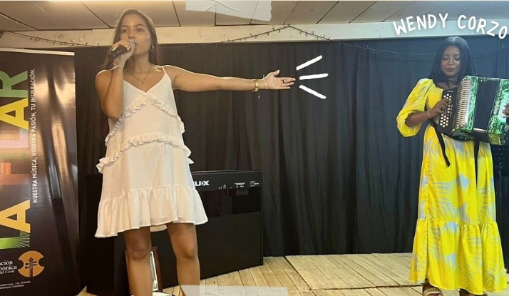 Andrea Guerra recitando sus poemas con la reina vallenata Wendy Corzo.  FOTO: CORTESÍA.