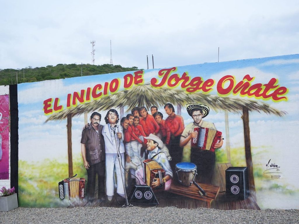 Mural de Jorge Oñate con Los Hermanos López sobre el inicio de su vida artística.  FOTO: GOBERNACIÓN DEL CESAR.