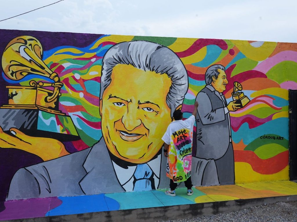Mural sobre el Grammy a la Excelencia que recibió Jorge Oñate en Latin Grammy.  FOTO: GOBERNACIÓN DEL CESAR.