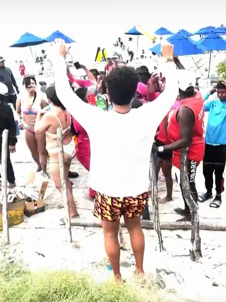 “El mejor concierto”: Silvestre Dangond compartió con bañistas en las playas de Santa Marta