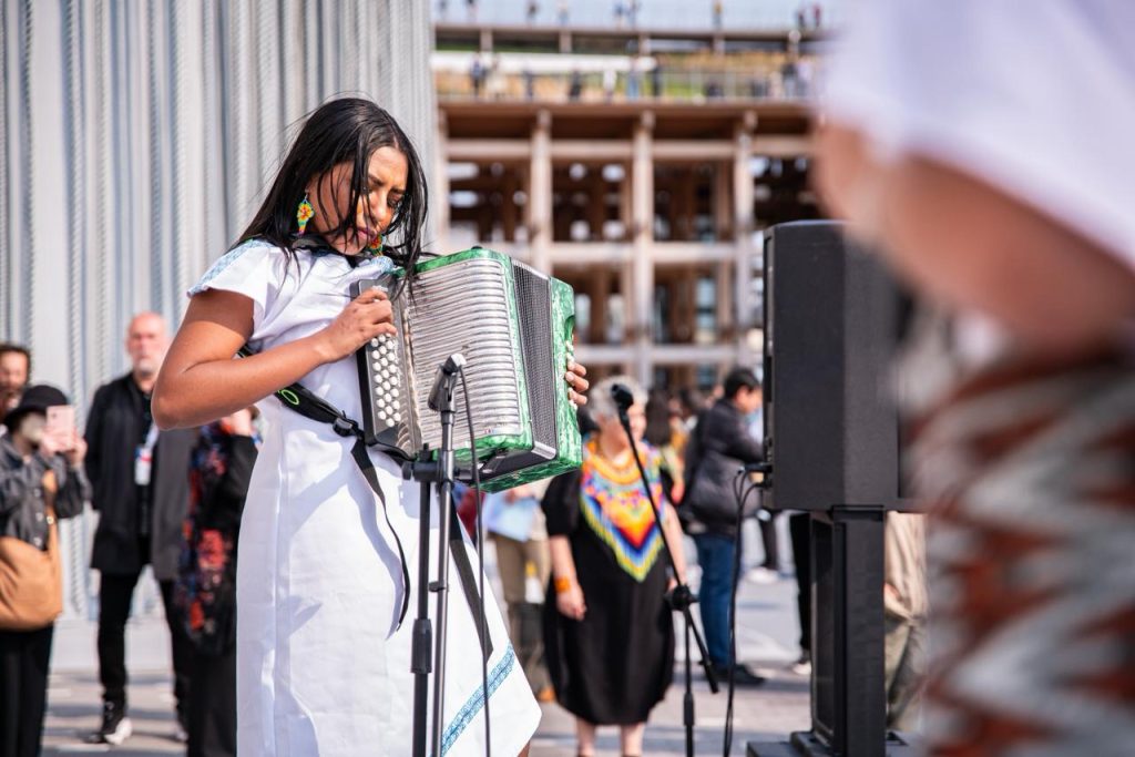 Wendy Corzo tocando acordeón en Japón junto al cantante Kandy Maku