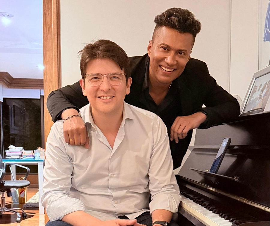 Miguel Uribe junto a El Puma del Vallenato durante una parranda vallenata