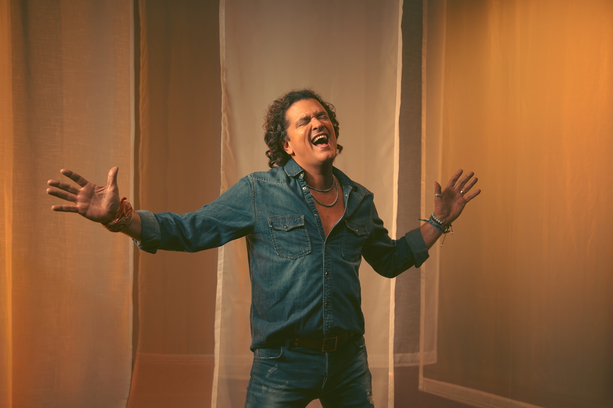 Carlos Vives estrena ‘Te Dedico’ con su hijo Pedro Vives como protagonista del video