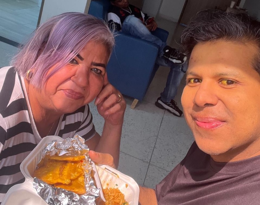 Diomedes Dionisio Díaz junto a su mamá Dennis Aroca. FOTO: REDES SOCIALES.