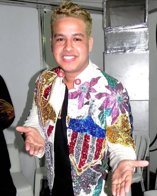 Martín Elías Díaz Acosta con cabello rubio en el Carnaval de Barranquilla