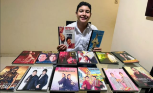 ¿Quién es Santiago Herrera, el acordeonero que personalizó sus cuadernos con carátulas de álbumes vallenatos y se volvió viral?