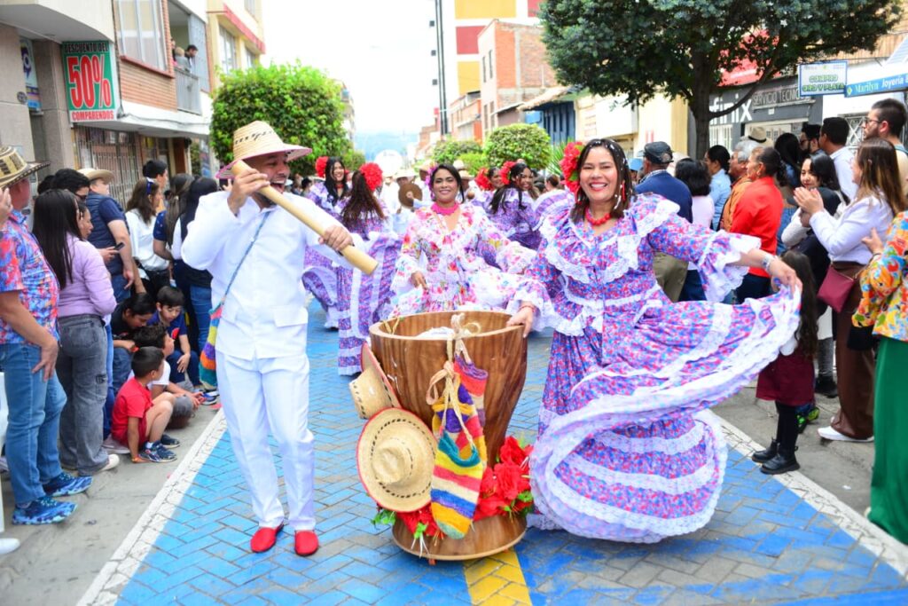 18 parejas de piloneros de Valledupar participando en desfile