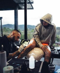 Blessd inmortaliza a Diomedes Díaz en su piel: así luce el impactante tatuaje del ‘Cacique’