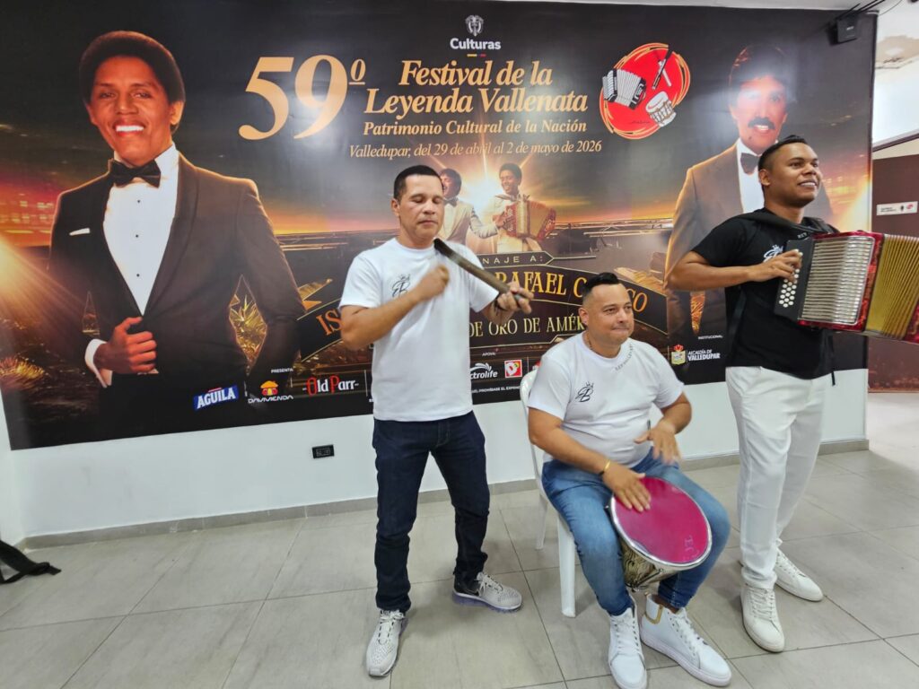 Edgardo Bolaño junto a Gusmaldo Kammerer y James Álvarez en el Festival Vallenato