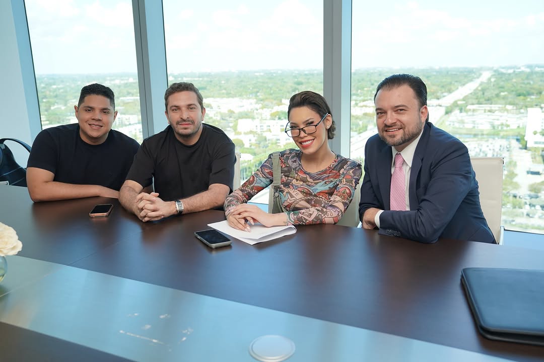 Ana del Castillo firma contrato con Virgin Music Group en Miami