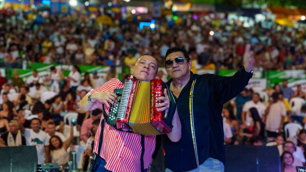 Poncho Zuleta y Cocha Molina durante una presentación musical. FOTO: CORTESÍA.
