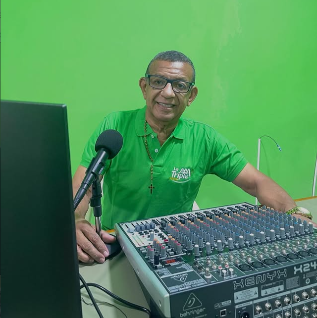 El locutor y folclorista Álvaro Alcides Álvarez es el director de la emisora La Triple A en San Juan del Cesar. FOTO: TOMADA DE INSTAGRAM.