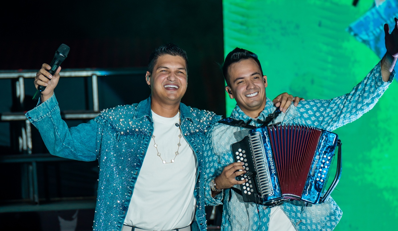 Elder Dayán Díaz presentó a Carlos Rueda como su nuevo acordeonero en el parque de la Leyenda Vallenata. FOTO: PRENSA ELDER DAYÁN.