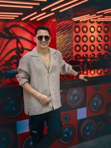 Jorge Celedón festeja su cumpleaños con ‘Me voy de ti’ en la cima