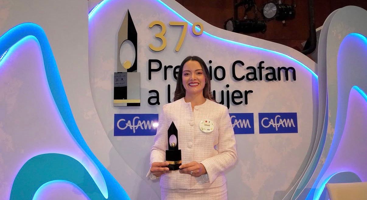 Julieth Peraza durante la ceremonia del Premio Mujer Cafam 2026 en Bogotá.