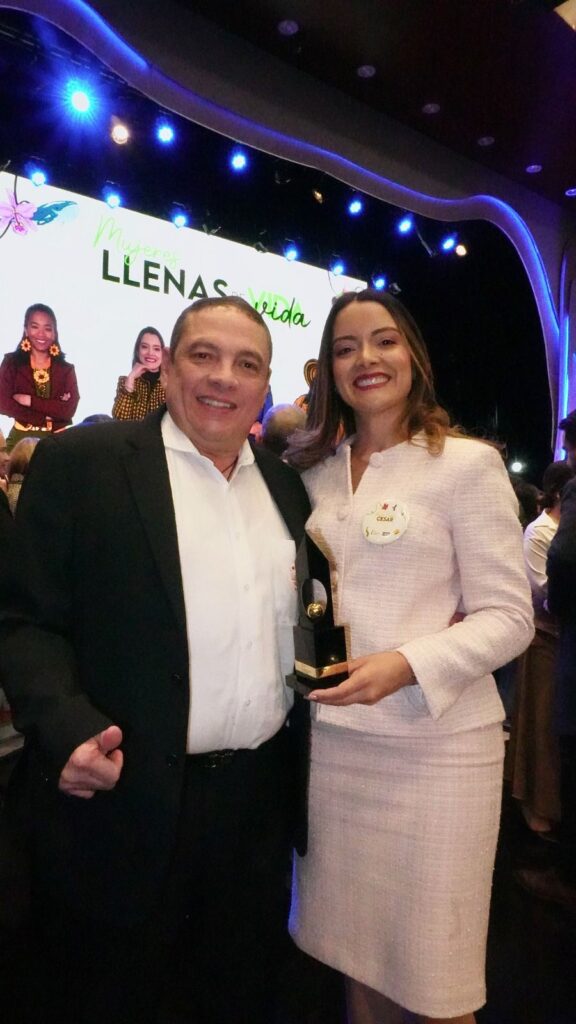 Julieth Peraza junto al acordeonero Gonzalo Arturo Cocha Molina en el Premio Mujer Cafam.