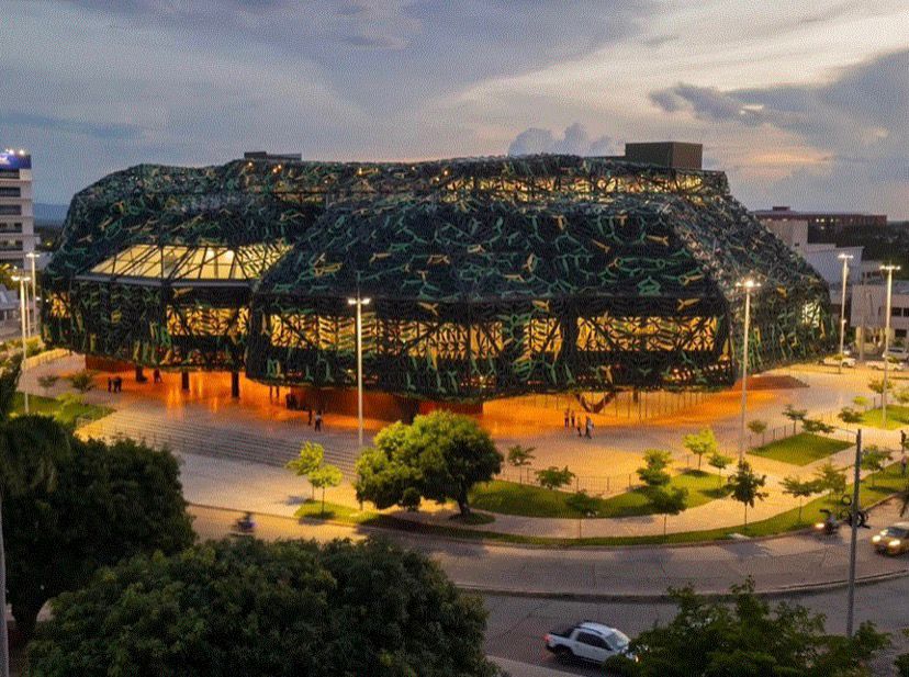 El Centro Cultural de la Música Vallenata avanza hacia su fase final con nuevos trabajos de iluminación en el urbanismo. FOTO: AFINIA.