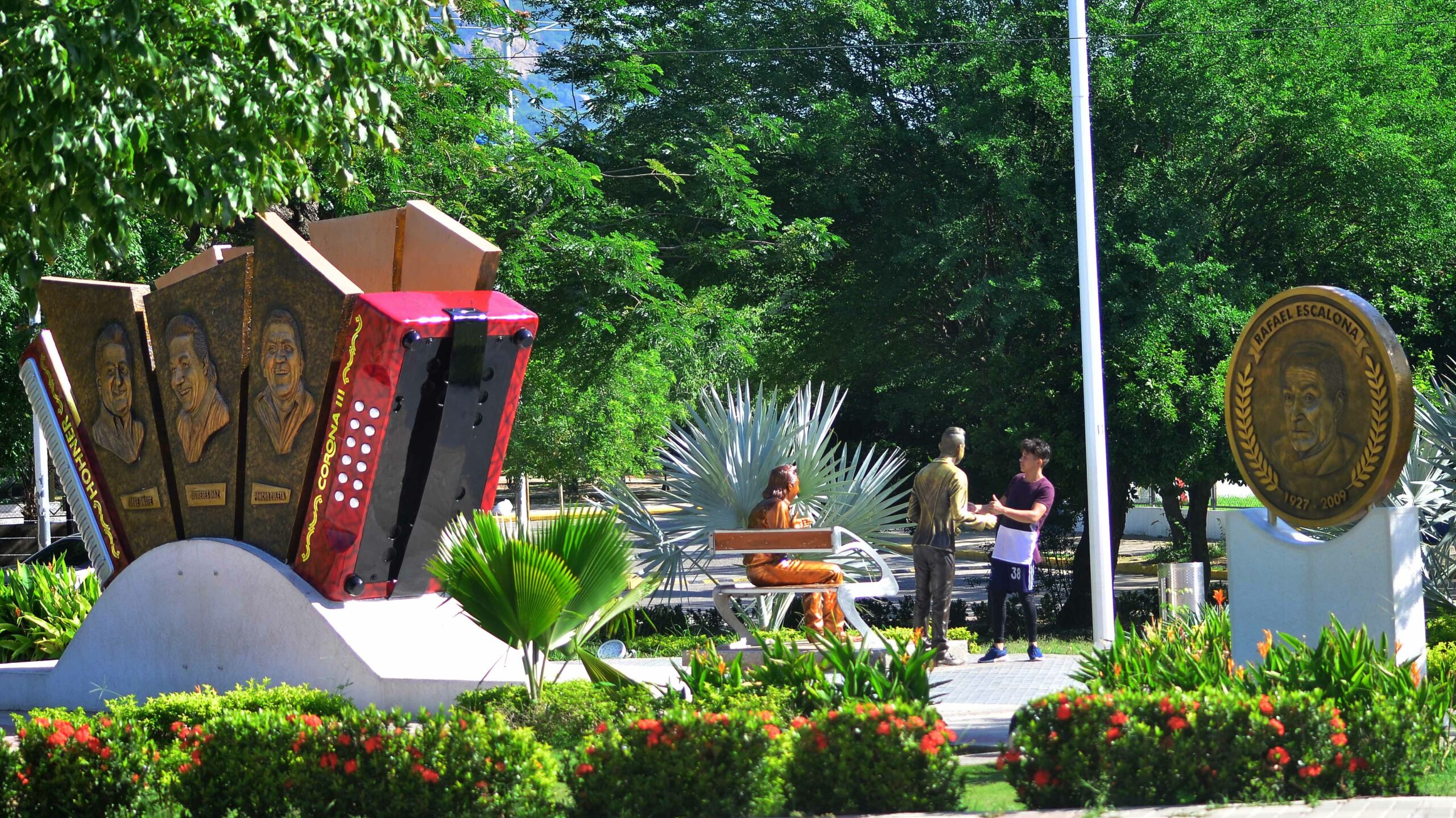 Monumento La Gran Parada en Valledupar con los rostros de juglares vallenatos y la moneda de Rafael Escalona, sitio turístico del Festival Vallenato.