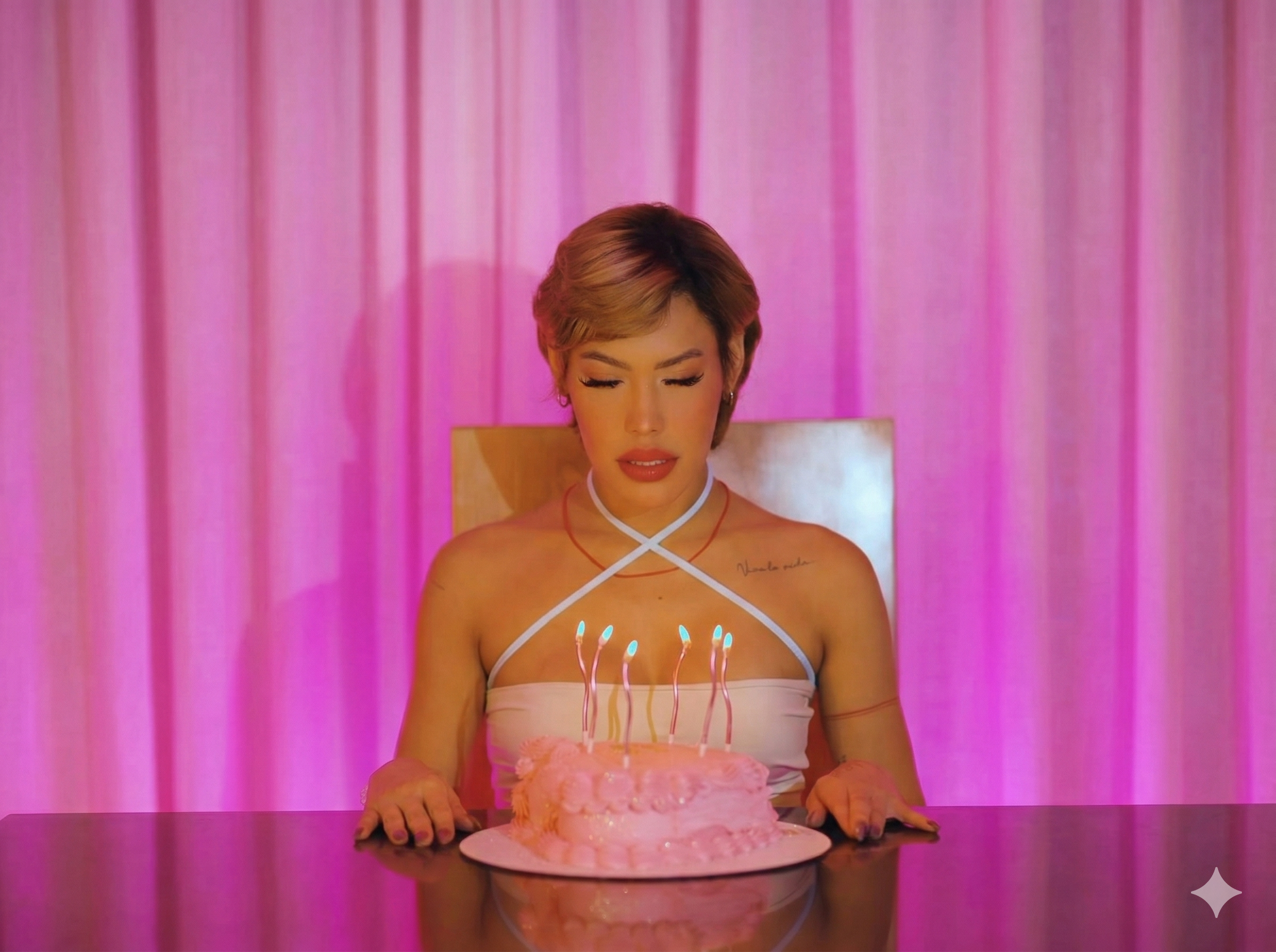 Ana del Castillo celebrando su cumpleaños y el lanzamiento de su sencillo Perdiste la batalla.