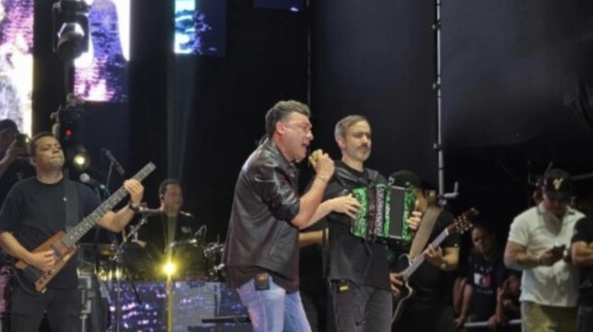 Jean Carlos Centeno cantando en vivo junto al acordeonista José Mario Oñate en un escenario de concierto vallenato