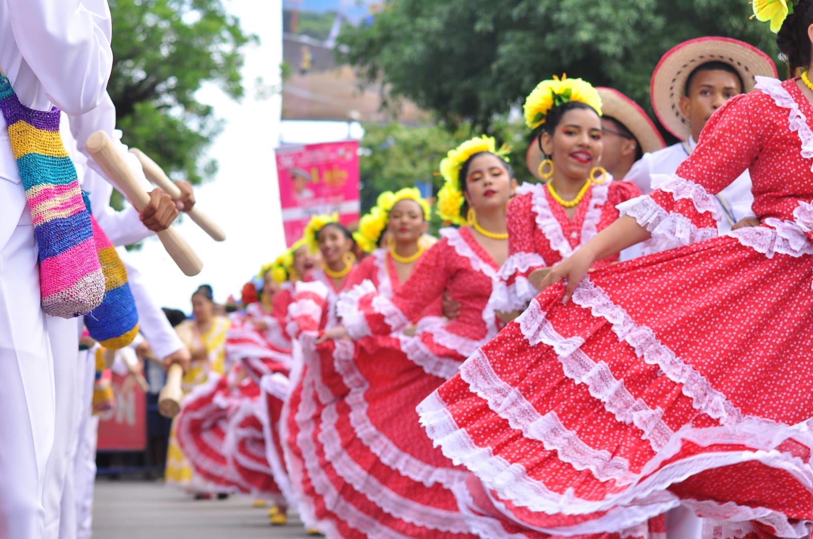 Desfile de Piloneras durante los días cívicos Festival Vallenato 2026 en Valledupar.