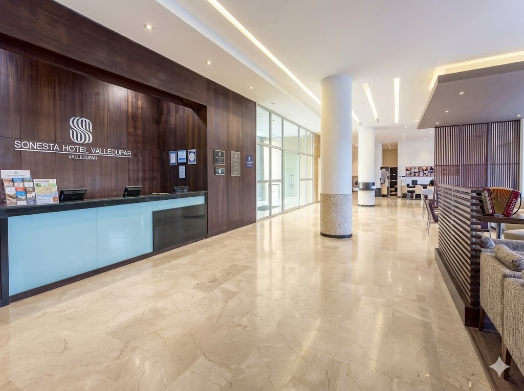 Lobby y recepción del Sonesta Hotel Valledupar, opción de hospedaje para el Festival Vallenato 2026.