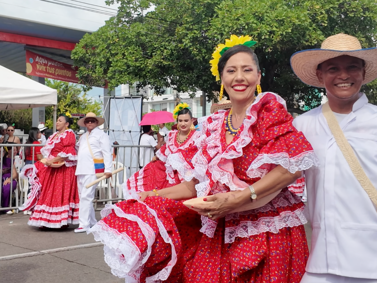 Bailarines con trajes típicos rojos y blancos en el Desfile de Piloneras durante el Festival de la Leyenda Vallenata 2026 en Valledupar.