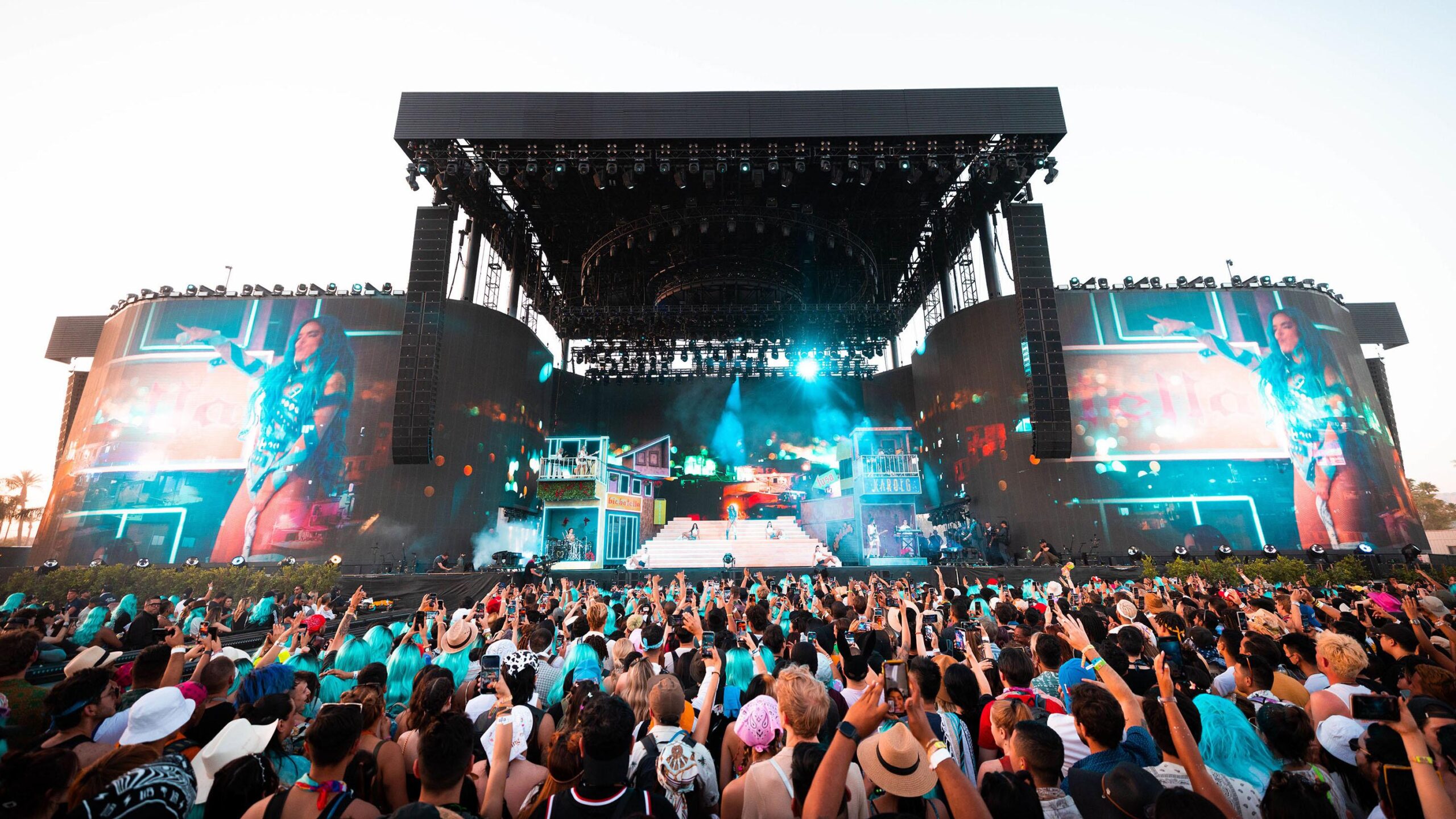 Coachella 2026: Karol G arrasa en el escenario principal con la mesa de mezclas Waves eMotion LV1 Live Mixer