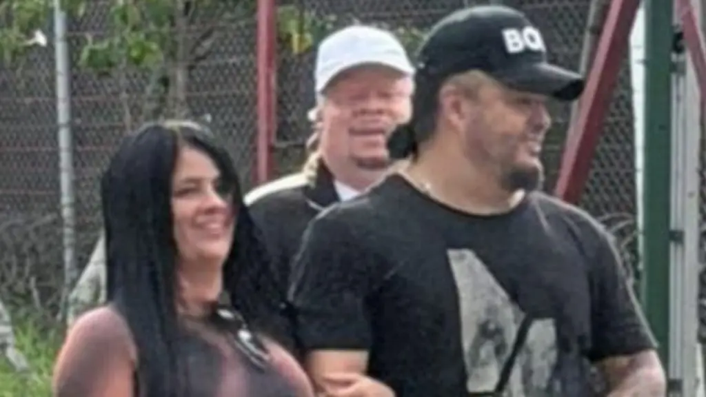 Retrato del cantante vallenato Nelson Velásquez cantando con un micrófono en la mano, vistiendo una camisa negra y con su característico peinado.