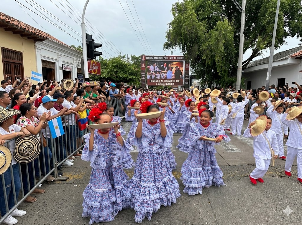 Niñas bailando el pilón vallenato en el desfile infantil durante el Festival de la Leyenda Vallenata 2026 en Valledupar.