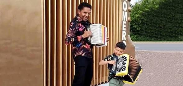 Niño mexicano Danielito acordeonero tocando acordeón junto a Israel Romero en Valledupar