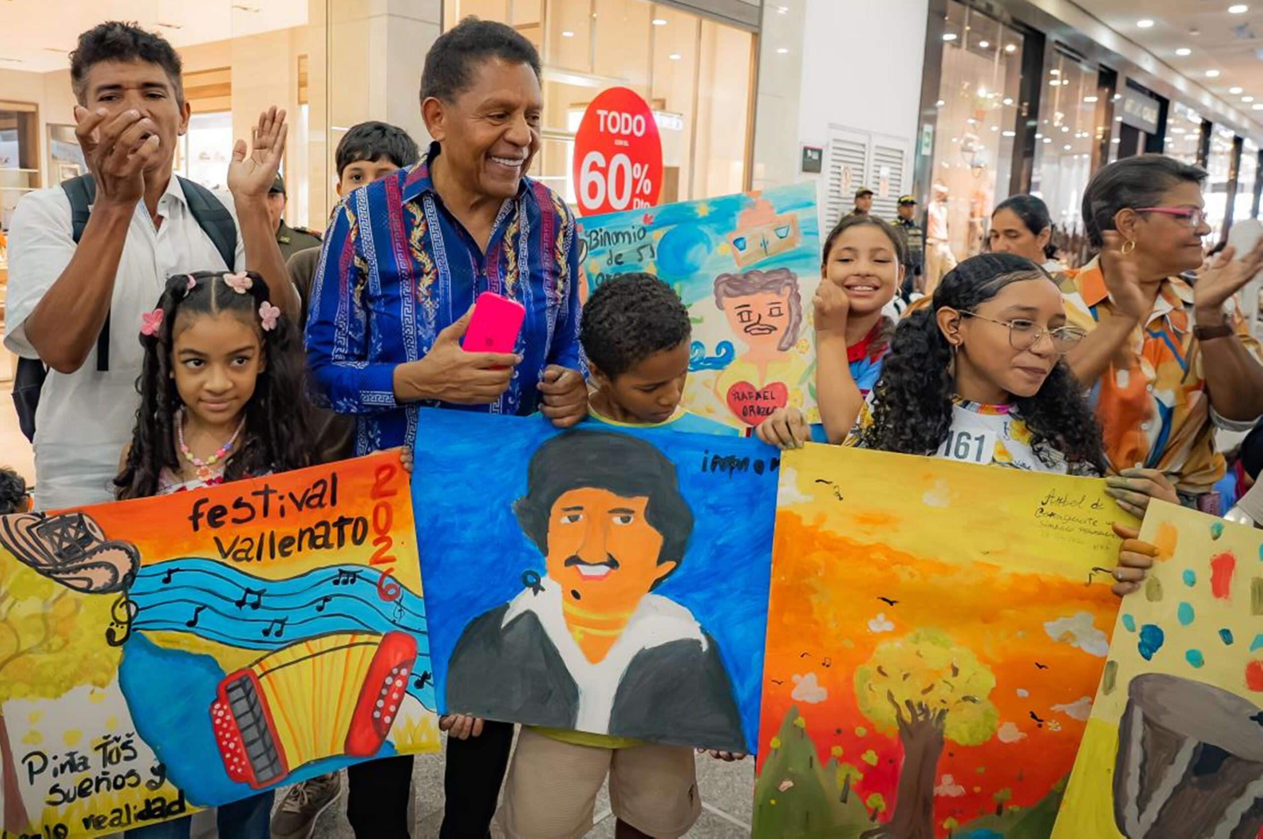 Israel Romero con los niños ganadores del concurso Los Niños Pintan el Festival de la Leyenda Vallenata 2026 mostrando sus pinturas de Rafael Orozco.