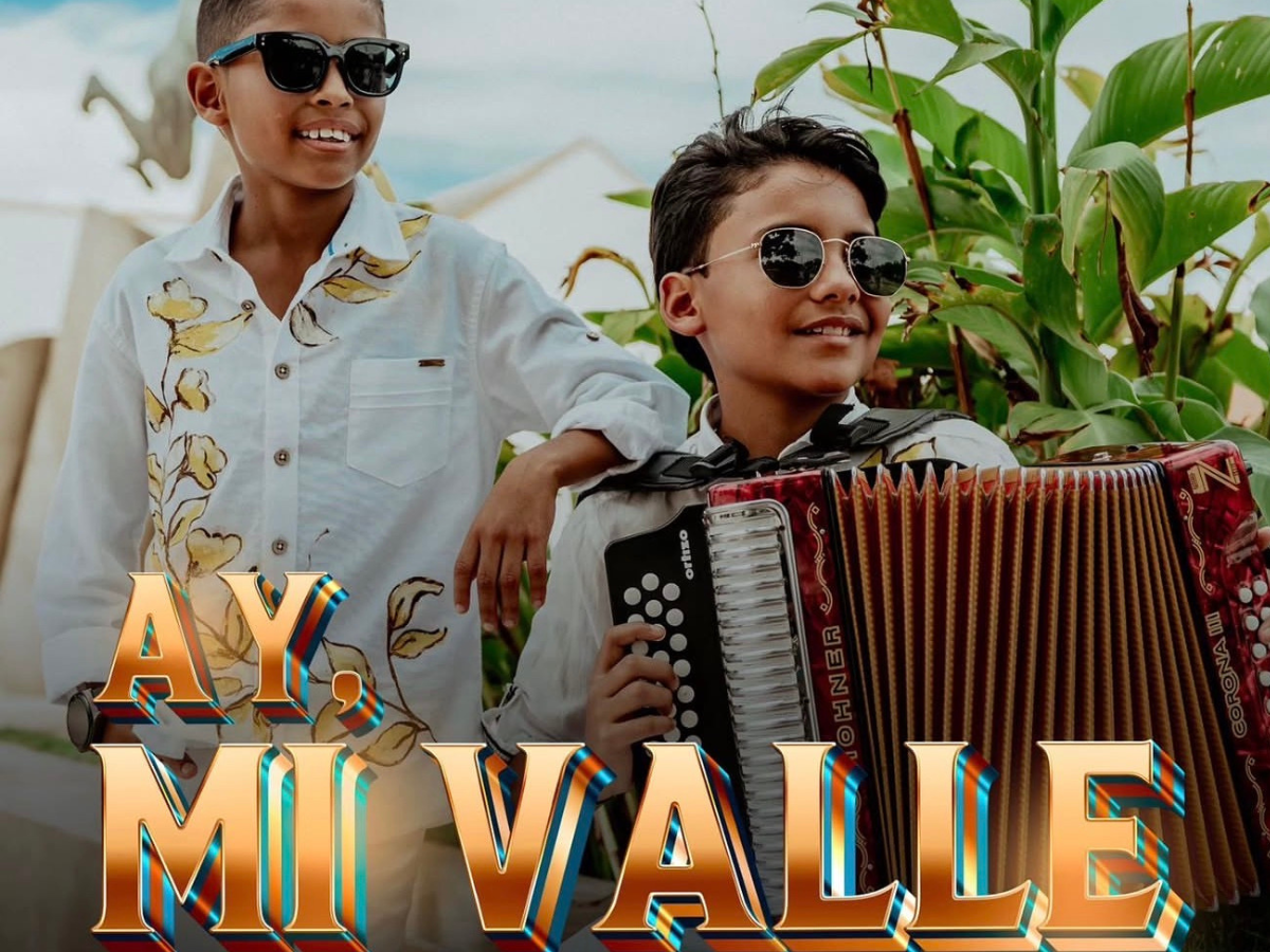 Mathías Romero y Nicolás Vega tocando el acordeón y cantando Ay Mi Valle en el Festival Vallenato.