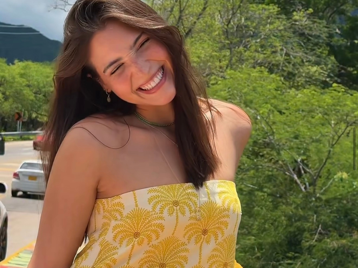 Michelle Char Fernández, Reina del Carnaval de Barranquilla 2026, posando sobre el puente del río Guatapurí en Valledupar.