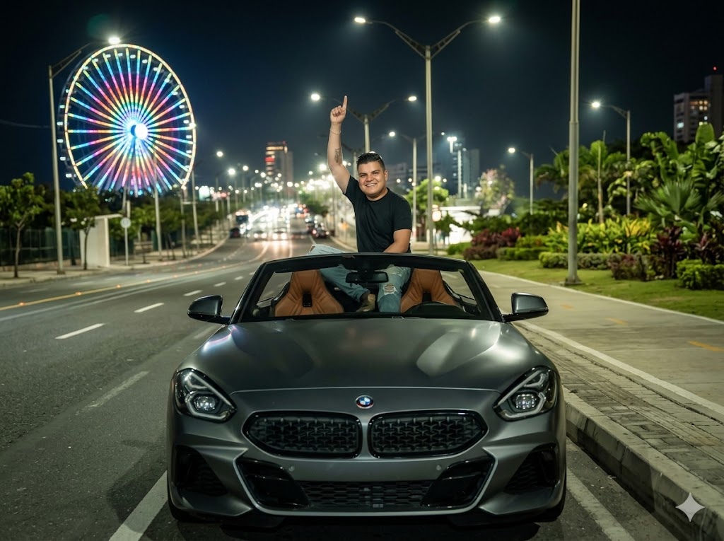 Óscar Gamarra posando en su lujoso BMW Z4 gris en el Malecón del Río de Barranquilla de noche.