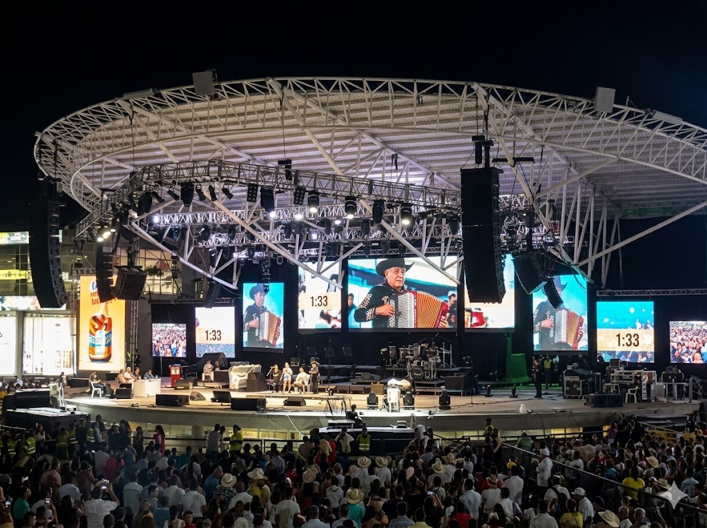 Vista panorámica nocturna del imponente Parque de la Leyenda Vallenata durante un concierto.