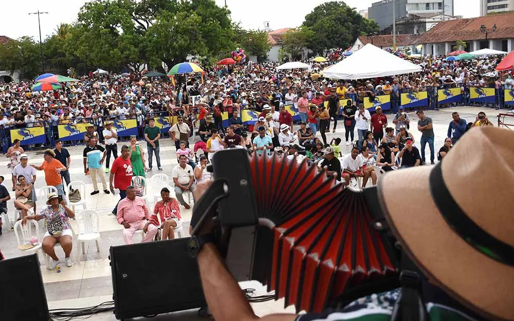Músico vallenato con acordeón después del Festival Vallenato