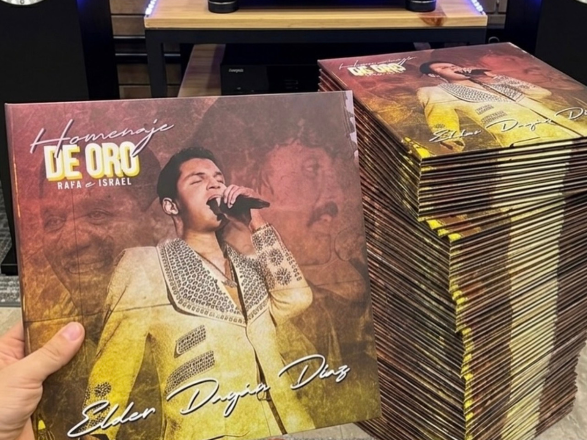Vinilos del álbum Homenaje de Oro de Elder Dayán Díaz en honor a Rafael Orozco e Israel Romero durante el Festival Vallenato.