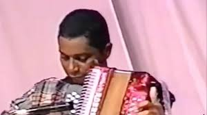 Acordeonero tocando durante la transmisión televisiva del Festival de la Leyenda Vallenata, 1999.