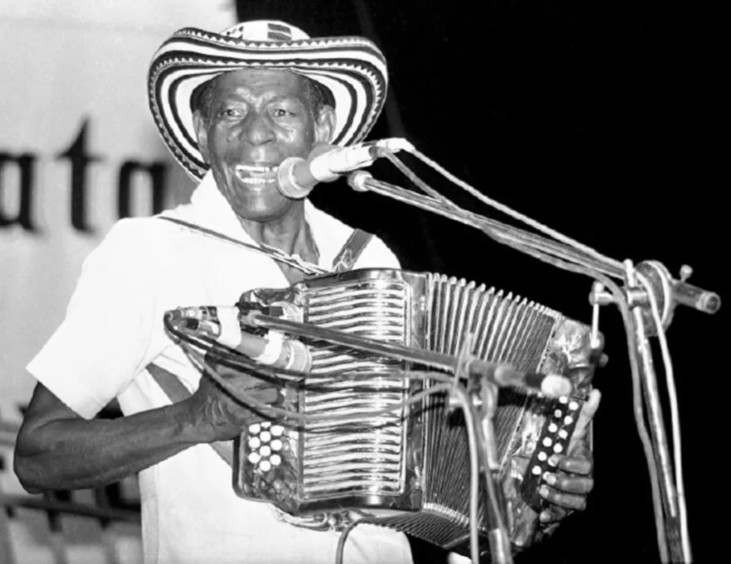 Alejo Durán tocando acordeón con sombrero