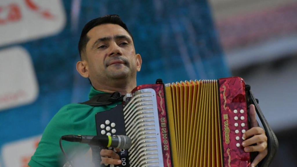 Iván Zuleta tocando acordeón moderno en un escenario, demostrando técnica y tradición familiar.