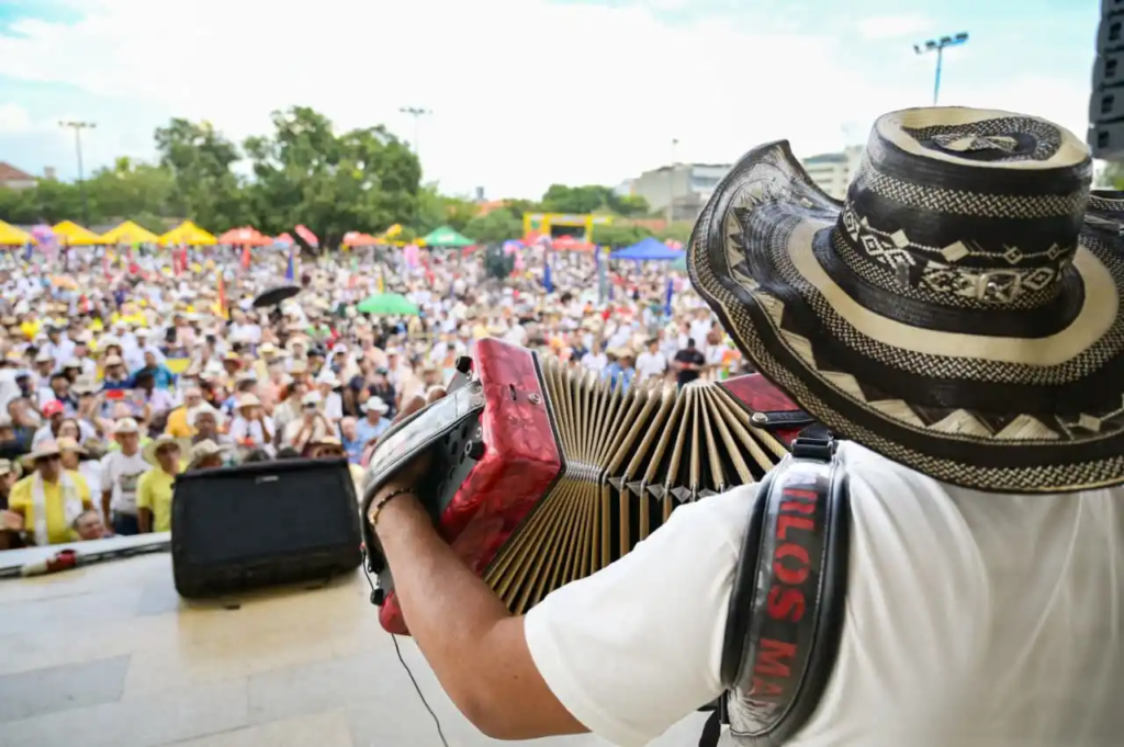 Acordeonero con sombrero vueltiao interpreta vallenato ante el público durante el Festival Vallenato en Valledupar.