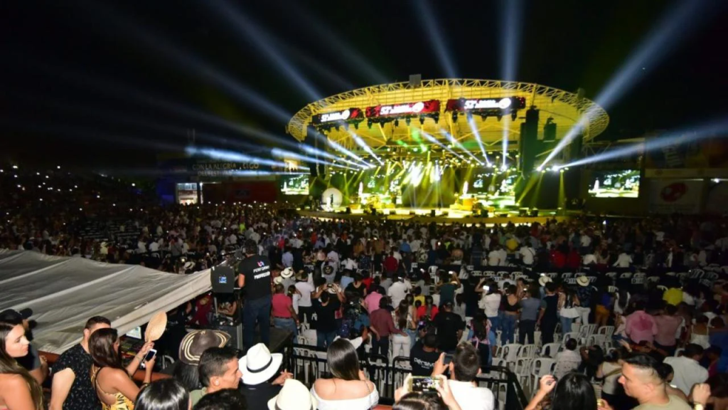 Multitud disfruta un concierto nocturno del Festival Vallenato en Valledupar con luces y escenario principal.