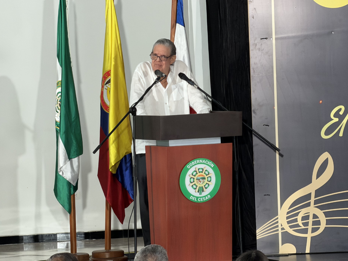 José Jorge Dangond Castro, fundador de Telecaribe, dando un discurso en el podio de la Gobernación del Cesar.