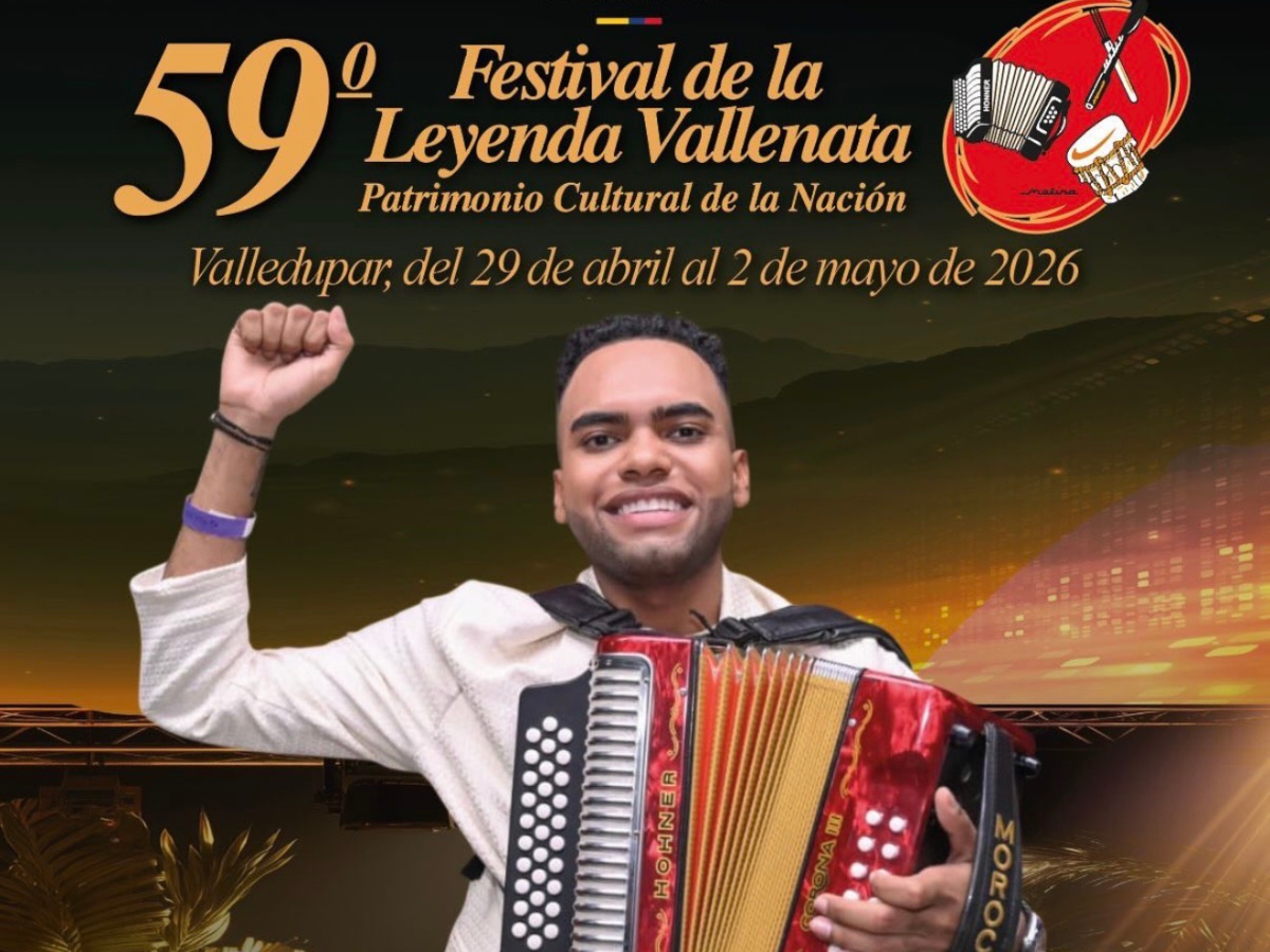 Retrato de "El Morocho" Guerra celebrando con su acordeón la coronación como Rey Vallenato en el 59º Festival de la Leyenda Vallenata.