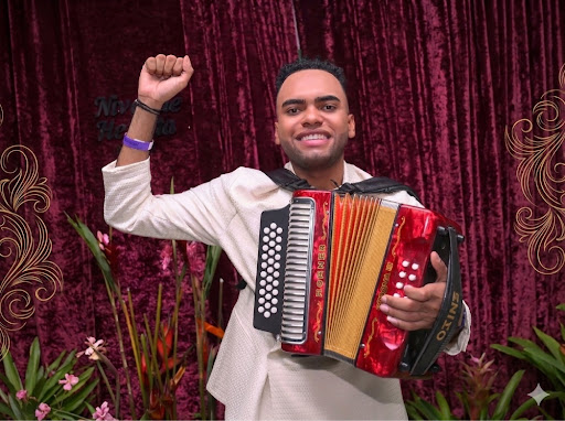 José Juan Camilo Guerra Mendoza, ‘Morocho’, celebrando con su acordeón tras coronarse Rey Vallenato 2026 en la categoría profesional.