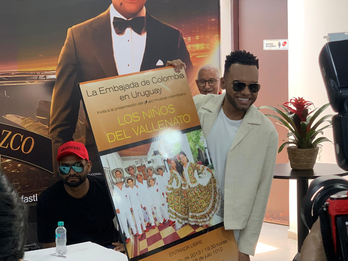 José Juan Camilo Guerra, ‘Morocho’, sosteniendo un afiche de Los Niños del Vallenato de la Escuela Rafael Escalona, destacando su trayectoria antes de ser Rey Vallenato 2026.